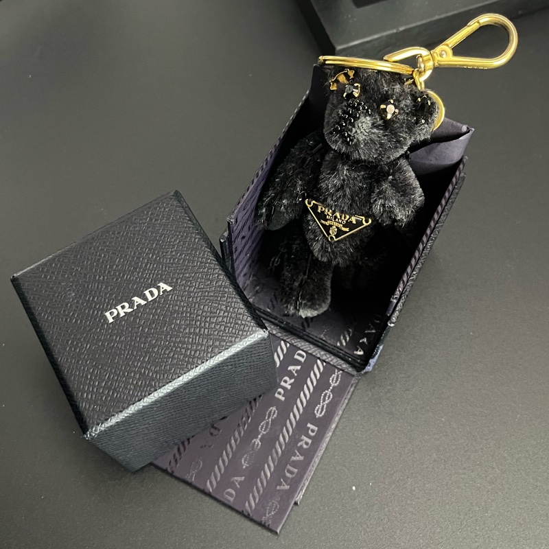《雙11骨折價》（未使用 配件齊全） Prada 掛飾 寶石熊💎 保卡 盒裝 配件齊全-21