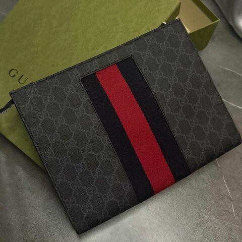 🛍️ 折扣已開啟，現在入手最划算！【GUCCI 古馳】經典GG Supreme系列GG印花藍紅藍織帶手拿包