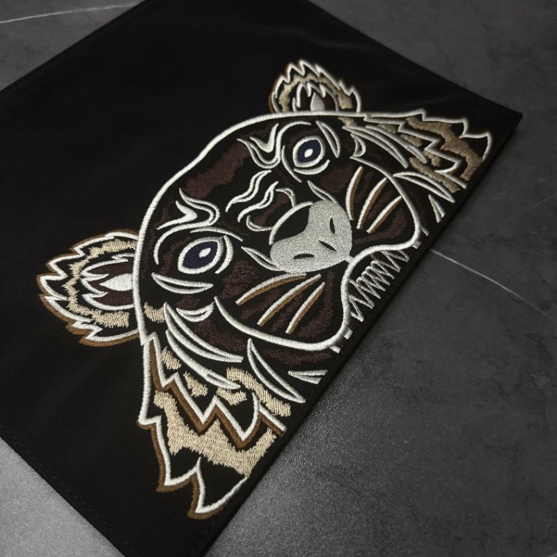 💸 趁雙11下單最划算,錯過只能原價😭【KENZO 高田賢三】咖啡棕 刺繡 虎頭 logo 印花 手拿包-1