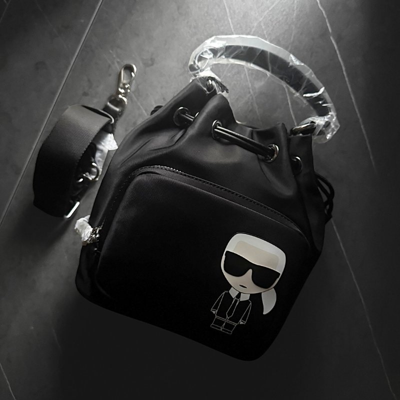 💸 雙11爆單狂潮來襲！錯過等明年！【KARL LAGERFELD 卡爾老佛爺】厚磅尼龍束口手提/斜背水桶包-0