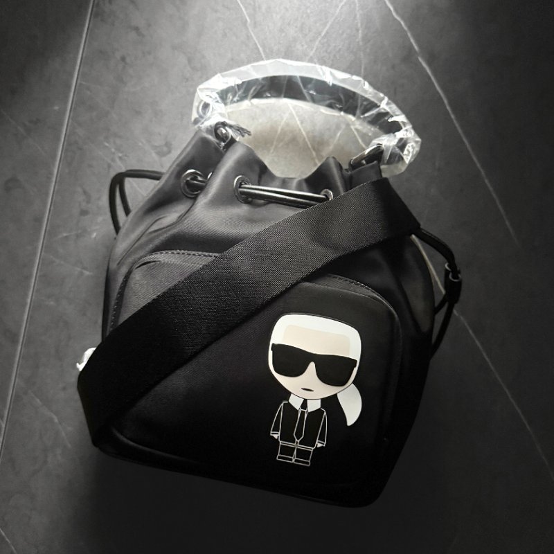 💸 雙11爆單狂潮來襲！錯過等明年！【KARL LAGERFELD 卡爾老佛爺】厚磅尼龍束口手提/斜背水桶包-1