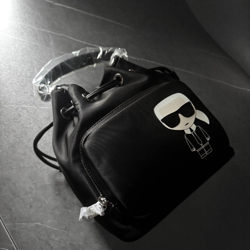 💸 雙11爆單狂潮來襲！錯過等明年！【KARL LAGERFELD 卡爾老佛爺】厚磅尼龍束口手提/斜背水桶包-3