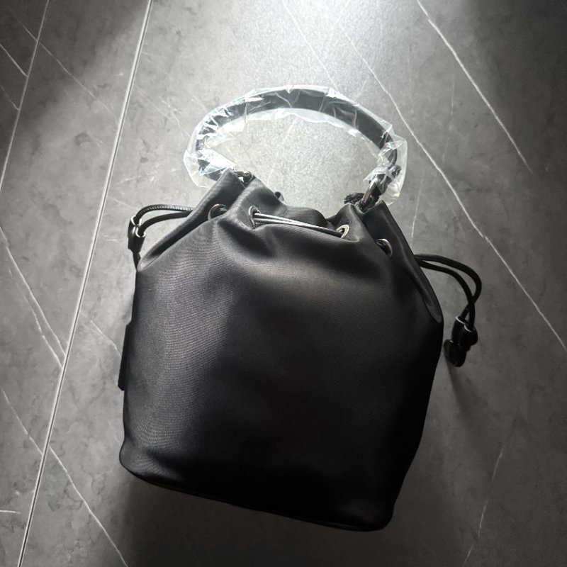 💸 雙11爆單狂潮來襲！錯過等明年！【KARL LAGERFELD 卡爾老佛爺】厚磅尼龍束口手提/斜背水桶包-5