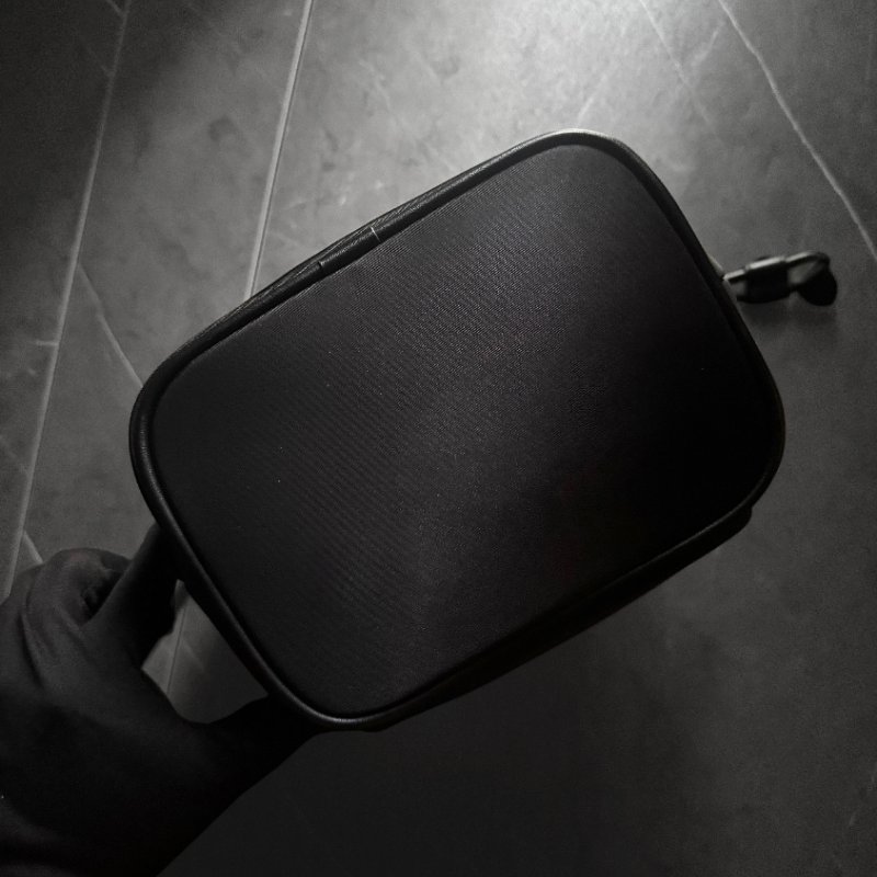 💸 雙11爆單狂潮來襲！錯過等明年！【KARL LAGERFELD 卡爾老佛爺】厚磅尼龍束口手提/斜背水桶包-6