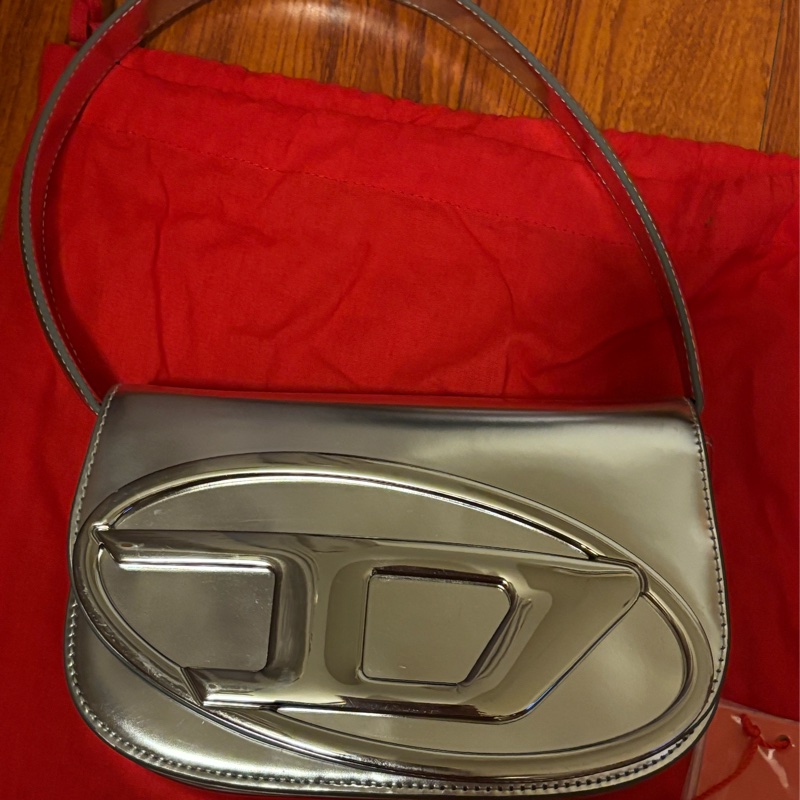 Diesel 叮噹包 腋下包 銀色-1