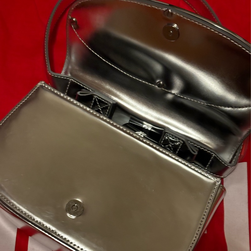 Diesel 叮噹包 腋下包 銀色-8