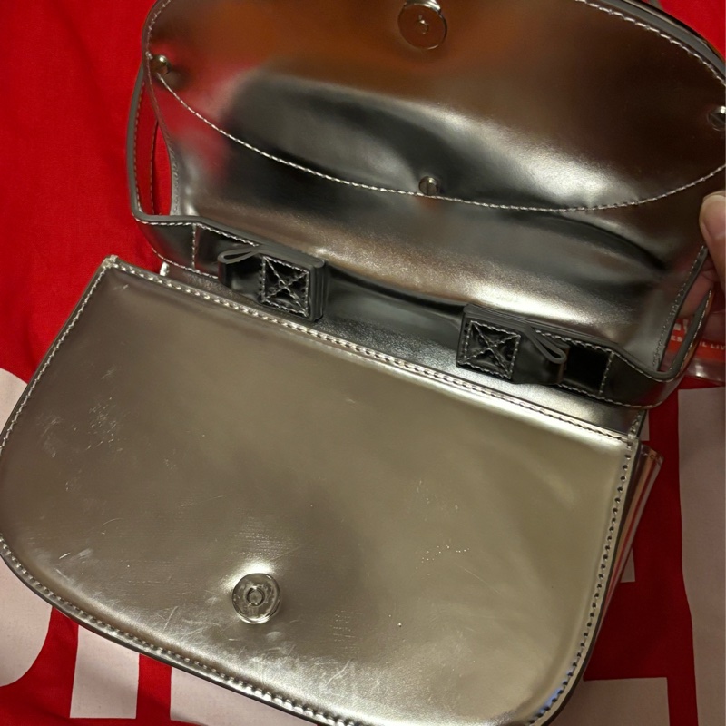 Diesel 叮噹包 腋下包 銀色-12