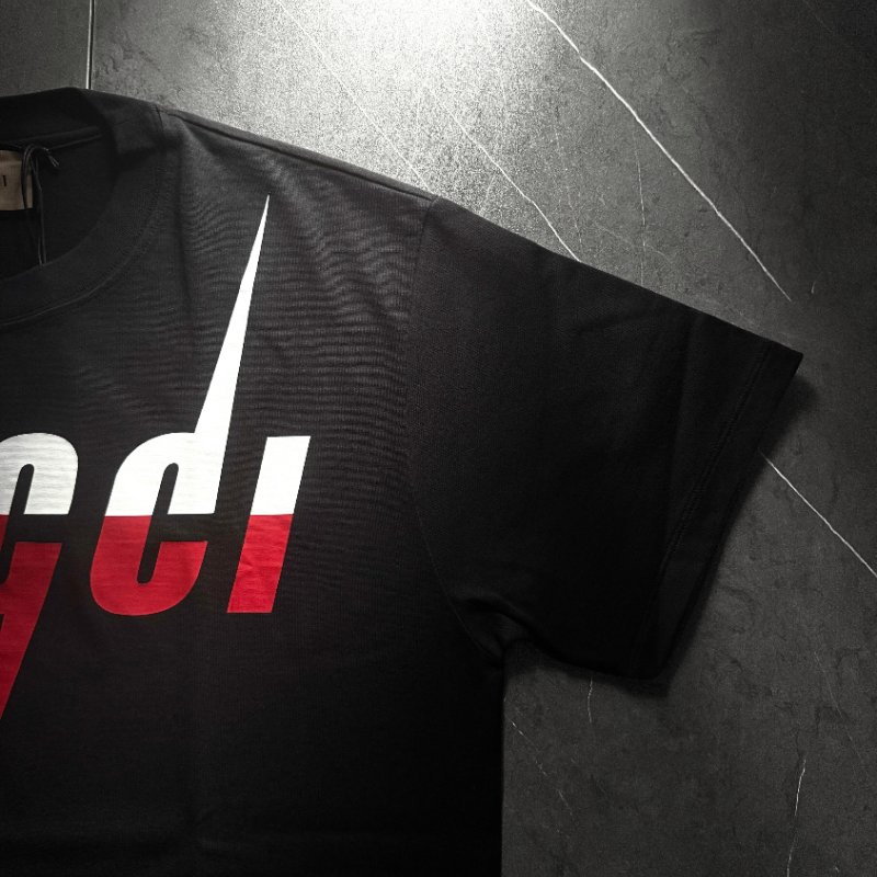 🔥 雙11全面開搶・全館折扣限時開啟!【GUCCI-古馳】徽標刀片印花設計T恤-3