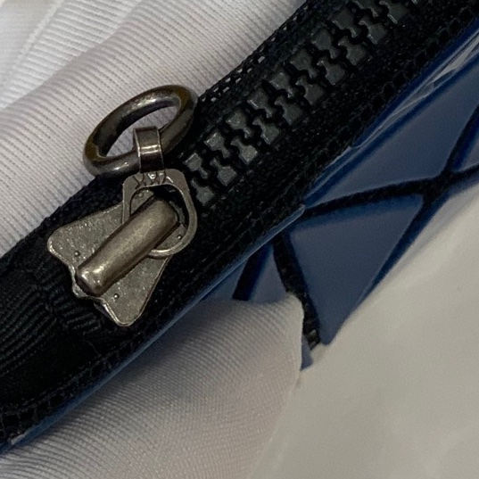 ISSEY MIYAKE 三宅一生 BAOBAO FLIPPER系列 亮面三角格 附鍊帶 零錢包 卡包 手拿包 錢包-11