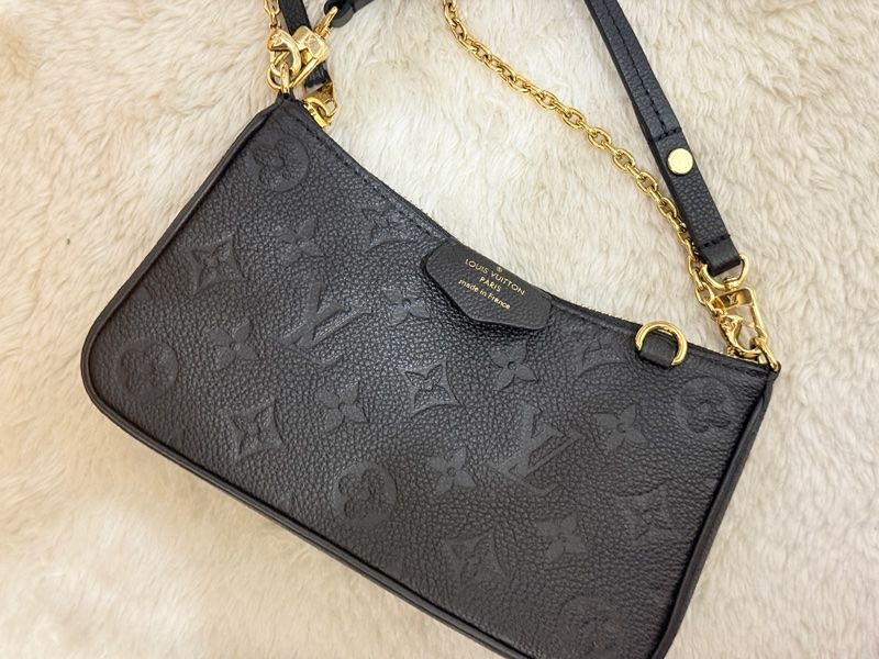 未使用品✨市場最甜價了🫶🏻LV 黑色牛皮壓紋 easy pouch on strap斜背包 肩背包 鏈帶包 揹帶可拆-11