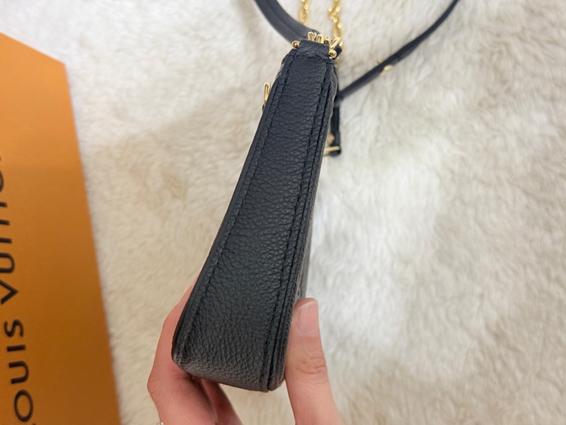 未使用品✨市場最甜價了🫶🏻LV 黑色牛皮壓紋 easy pouch on strap斜背包 肩背包 鏈帶包 揹帶可拆-12
