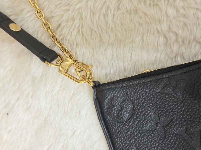 未使用品✨市場最甜價了🫶🏻LV 黑色牛皮壓紋 easy pouch on strap斜背包 肩背包 鏈帶包 揹帶可拆-13