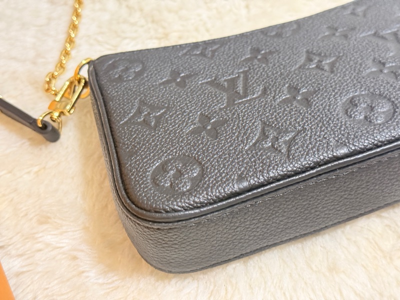 未使用品✨市場最甜價了🫶🏻LV 黑色牛皮壓紋 easy pouch on strap斜背包 肩背包 鏈帶包 揹帶可拆-15