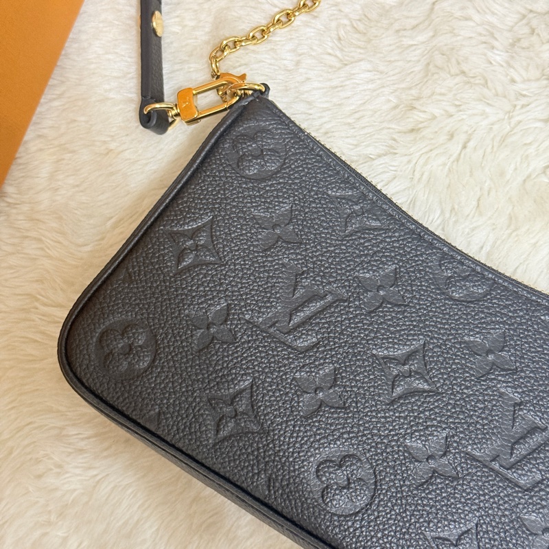 未使用品✨市場最甜價了🫶🏻LV 黑色牛皮壓紋 easy pouch on strap斜背包 肩背包 鏈帶包 揹帶可拆-17