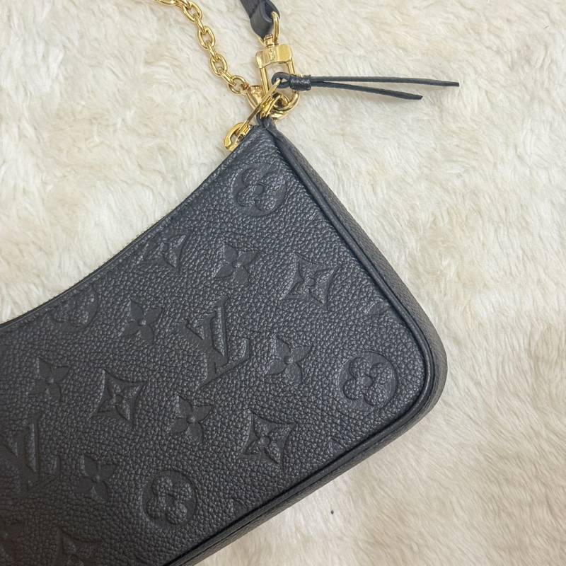 未使用品✨市場最甜價了🫶🏻LV 黑色牛皮壓紋 easy pouch on strap斜背包 肩背包 鏈帶包 揹帶可拆-18