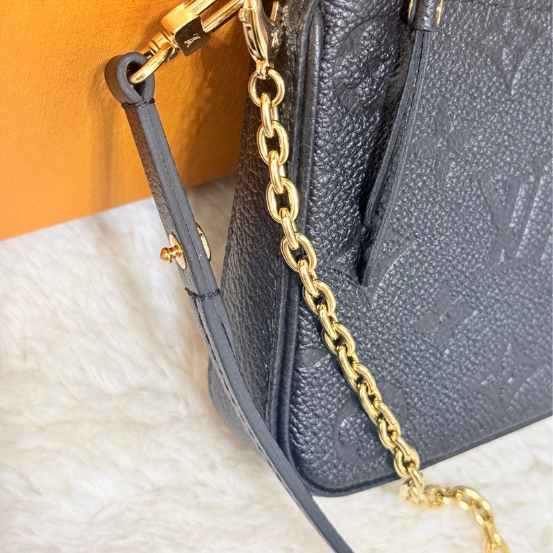 未使用品✨市場最甜價了🫶🏻LV 黑色牛皮壓紋 easy pouch on strap斜背包 肩背包 鏈帶包 揹帶可拆-20