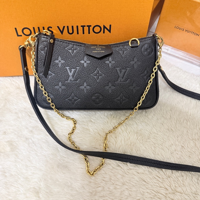 未使用品✨市場最甜價了🫶🏻LV 黑色牛皮壓紋 easy pouch on strap斜背包 肩背包 鏈帶包 揹帶可拆-22