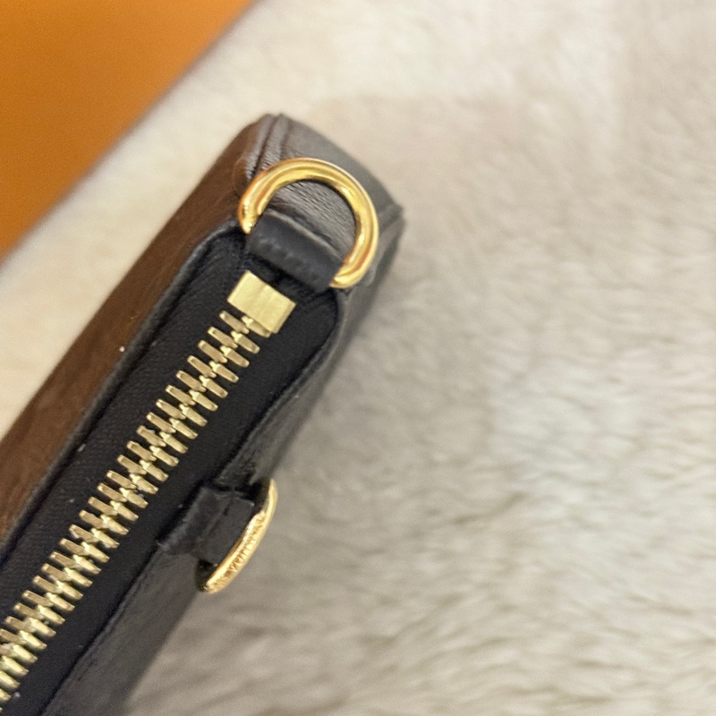 未使用品✨市場最甜價了🫶🏻LV 黑色牛皮壓紋 easy pouch on strap斜背包 肩背包 鏈帶包 揹帶可拆-24