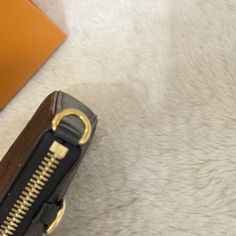 未使用品✨市場最甜價了🫶🏻LV 黑色牛皮壓紋 easy pouch on strap斜背包 肩背包 鏈帶包 揹帶可拆-26