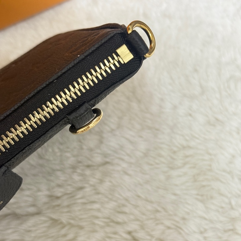 未使用品✨市場最甜價了🫶🏻LV 黑色牛皮壓紋 easy pouch on strap斜背包 肩背包 鏈帶包 揹帶可拆-27