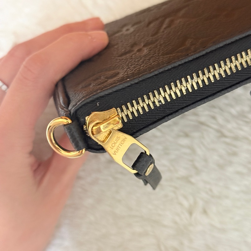 未使用品✨市場最甜價了🫶🏻LV 黑色牛皮壓紋 easy pouch on strap斜背包 肩背包 鏈帶包 揹帶可拆-28