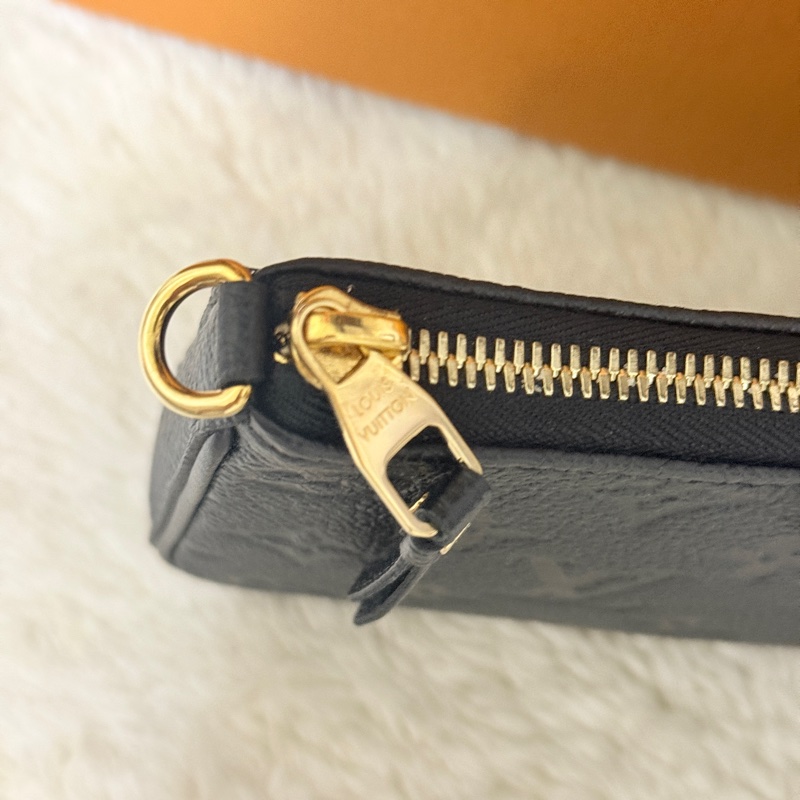 未使用品✨市場最甜價了🫶🏻LV 黑色牛皮壓紋 easy pouch on strap斜背包 肩背包 鏈帶包 揹帶可拆-29