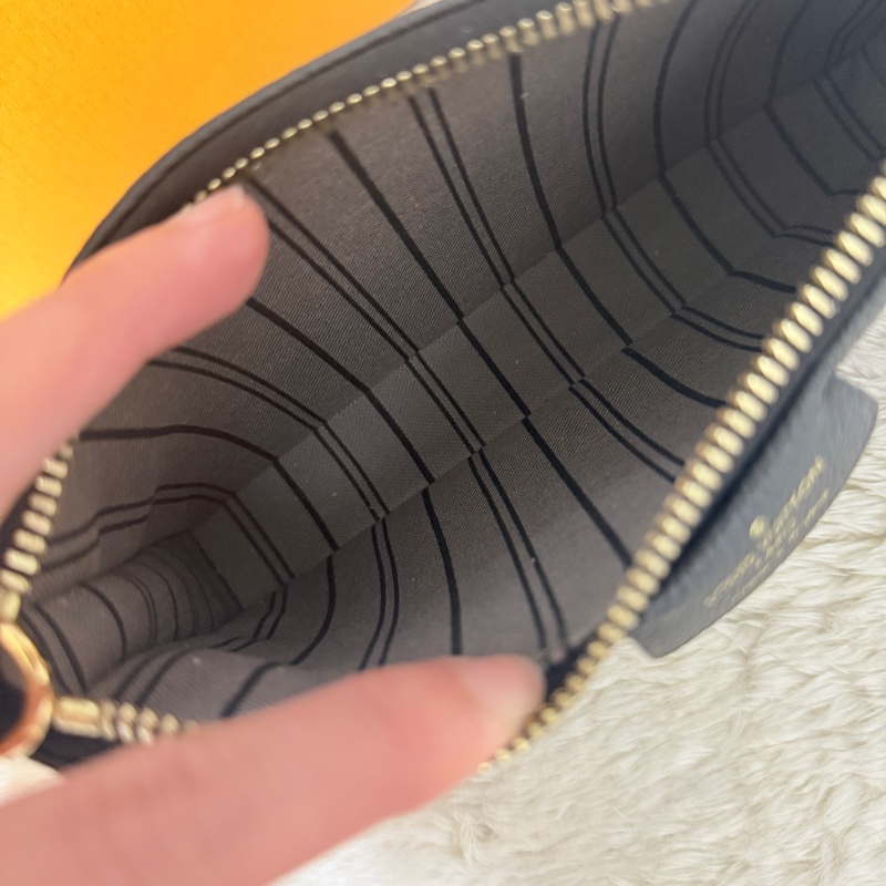 未使用品✨市場最甜價了🫶🏻LV 黑色牛皮壓紋 easy pouch on strap斜背包 肩背包 鏈帶包 揹帶可拆-30