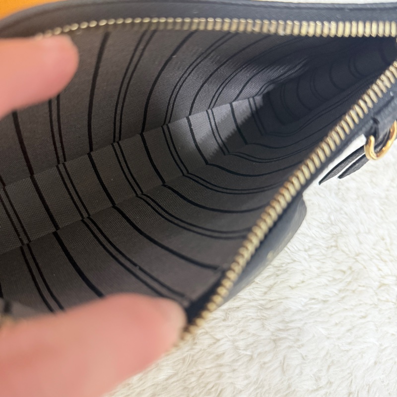 未使用品✨市場最甜價了🫶🏻LV 黑色牛皮壓紋 easy pouch on strap斜背包 肩背包 鏈帶包 揹帶可拆-31