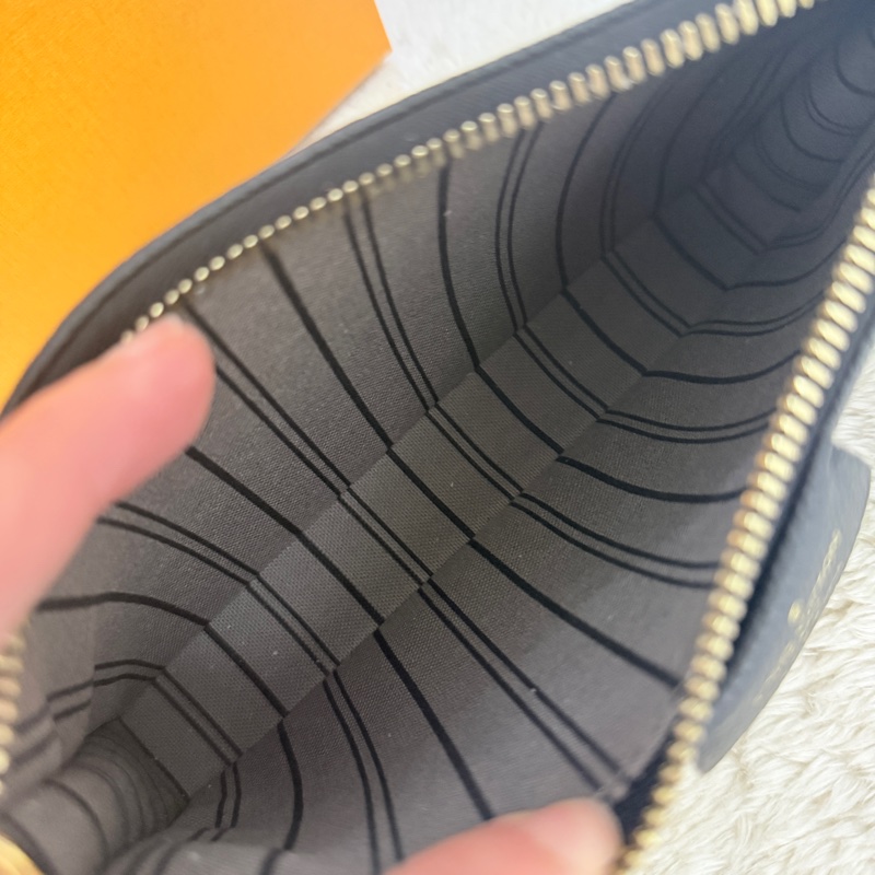 未使用品✨市場最甜價了🫶🏻LV 黑色牛皮壓紋 easy pouch on strap斜背包 肩背包 鏈帶包 揹帶可拆-32