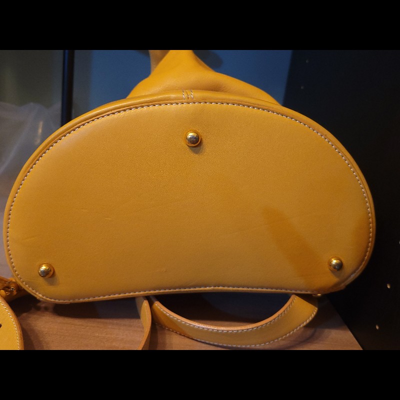 Loewe鮮亮黃 小牛皮 後背包 極新-12