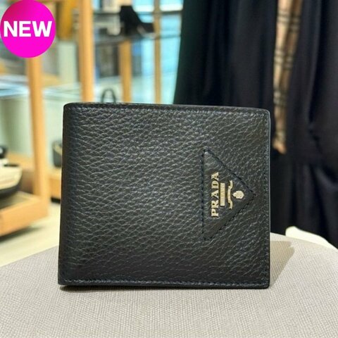 🌸2025春夏新品🌸Prada 2MO513 男款經典立體徽標皮革對折短夾 黑色