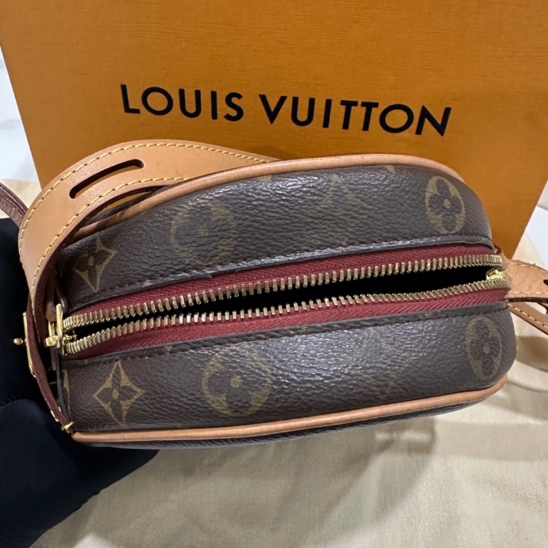 LV 棕色老花金扣圓餅斜背包-8