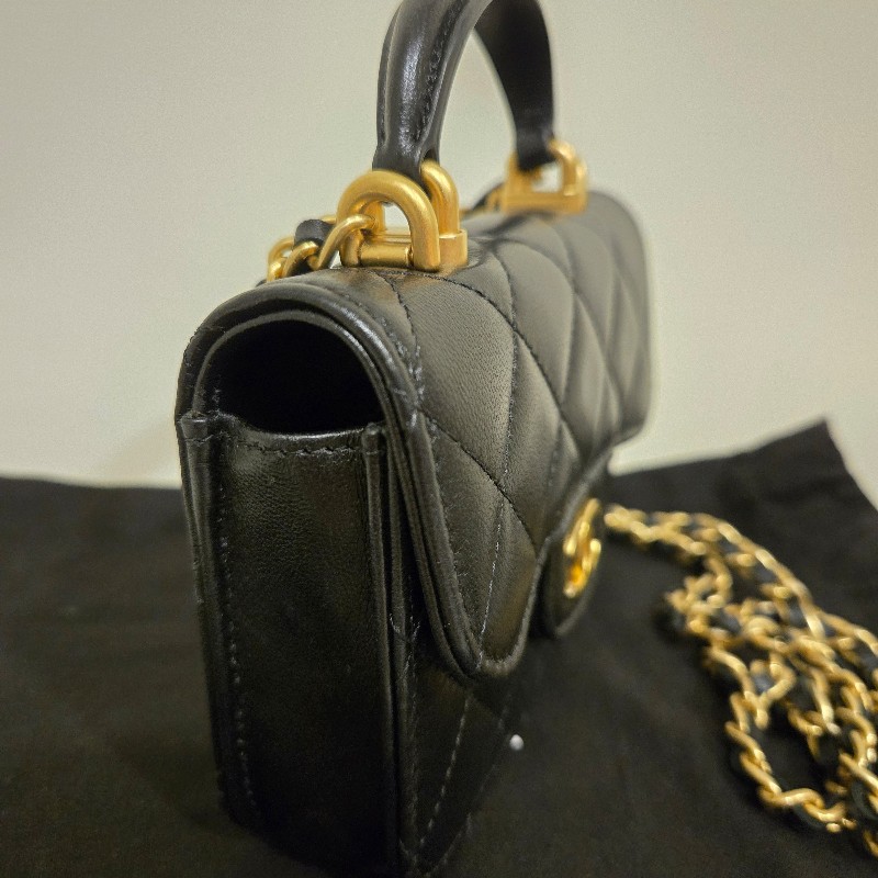 CHANEL 21K 小公文包｜黑金羊皮 mini top handle｜手提斜背兩用-49
