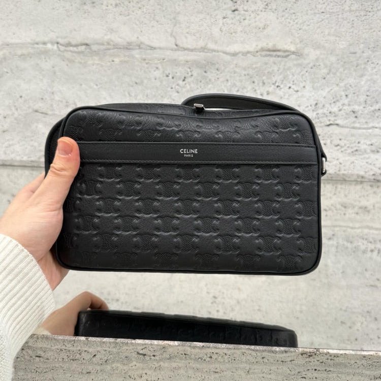 🎊新年特賣🧧Celine 117003 Triomphe 凱旋門壓花皮革中號信使郵差包 黑色-6