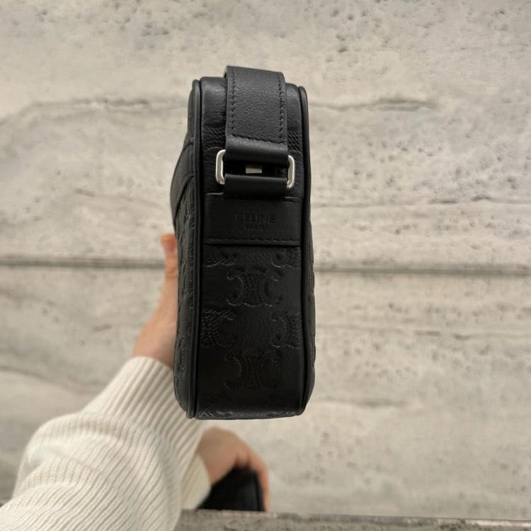 🎊新年特賣🧧Celine 117003 Triomphe 凱旋門壓花皮革中號信使郵差包 黑色-7