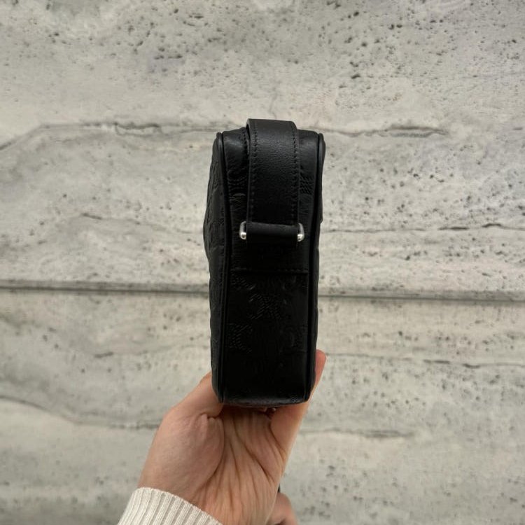 🎊新年特賣🧧Celine 117003 Triomphe 凱旋門壓花皮革中號信使郵差包 黑色-8