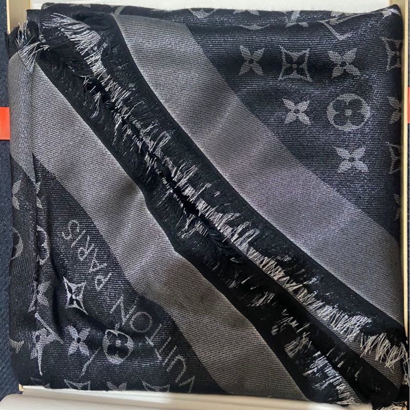 《附專櫃購證》Louisvuitton LV MONOGRAM SHINE 披肩 圍巾 金屬黑色 M75123 金銀線 logo系列 經典款-0