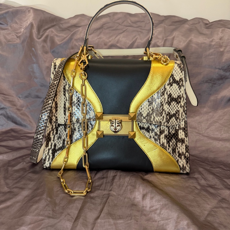 「JL精品代購」9新Gucci蟒蛇皮黑金雙色金鍊虎頭包-1