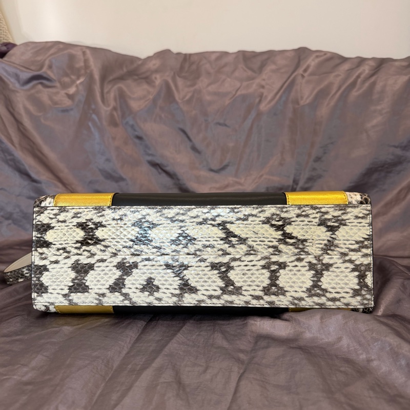 「JL精品代購」9新Gucci蟒蛇皮黑金雙色金鍊虎頭包-6