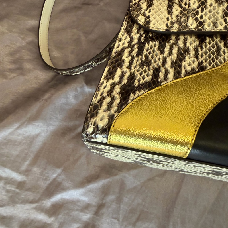 「JL精品代購」9新Gucci蟒蛇皮黑金雙色金鍊虎頭包-8