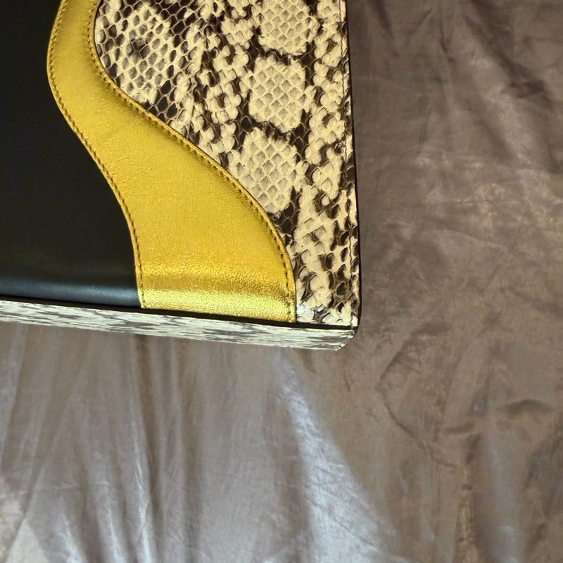 「JL精品代購」9新Gucci蟒蛇皮黑金雙色金鍊虎頭包-9