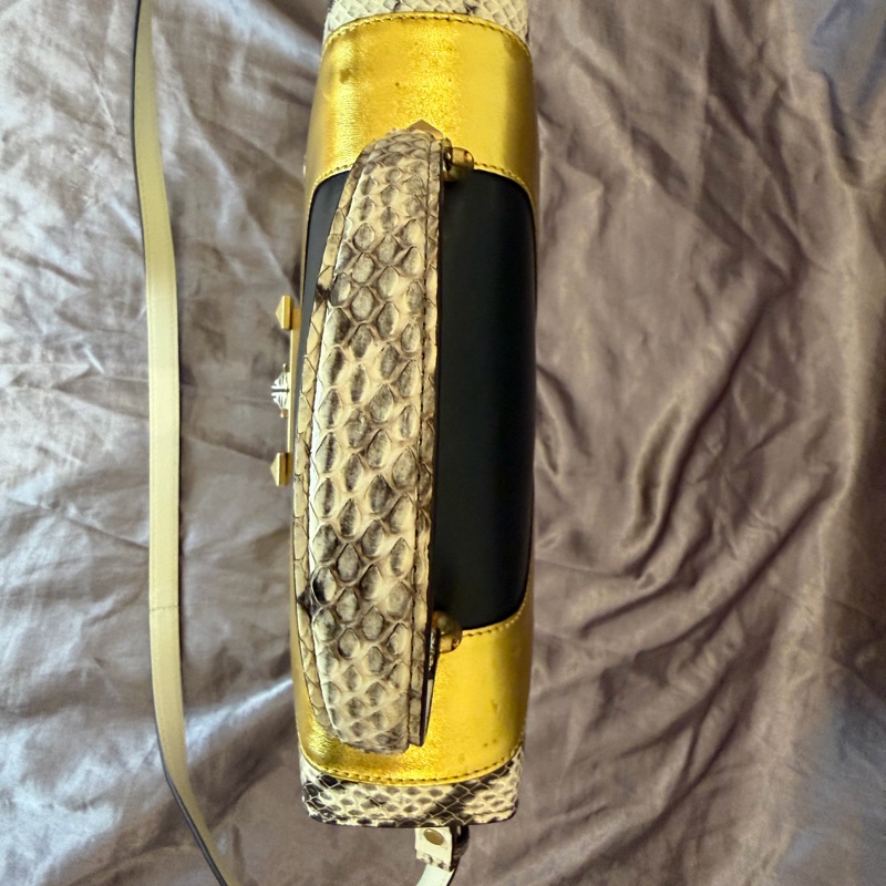 「JL精品代購」9新Gucci蟒蛇皮黑金雙色金鍊虎頭包-11
