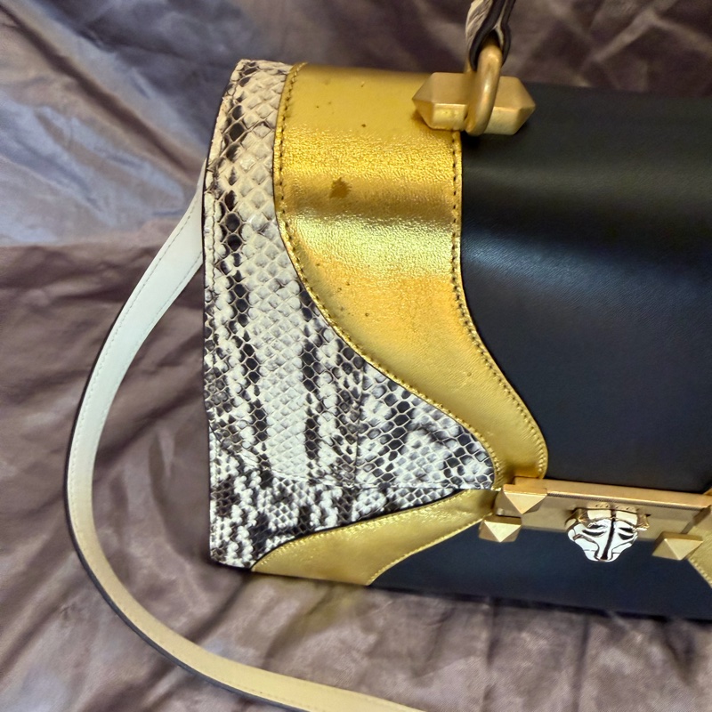 「JL精品代購」9新Gucci蟒蛇皮黑金雙色金鍊虎頭包-12