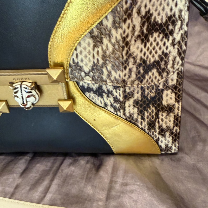 「JL精品代購」9新Gucci蟒蛇皮黑金雙色金鍊虎頭包-13
