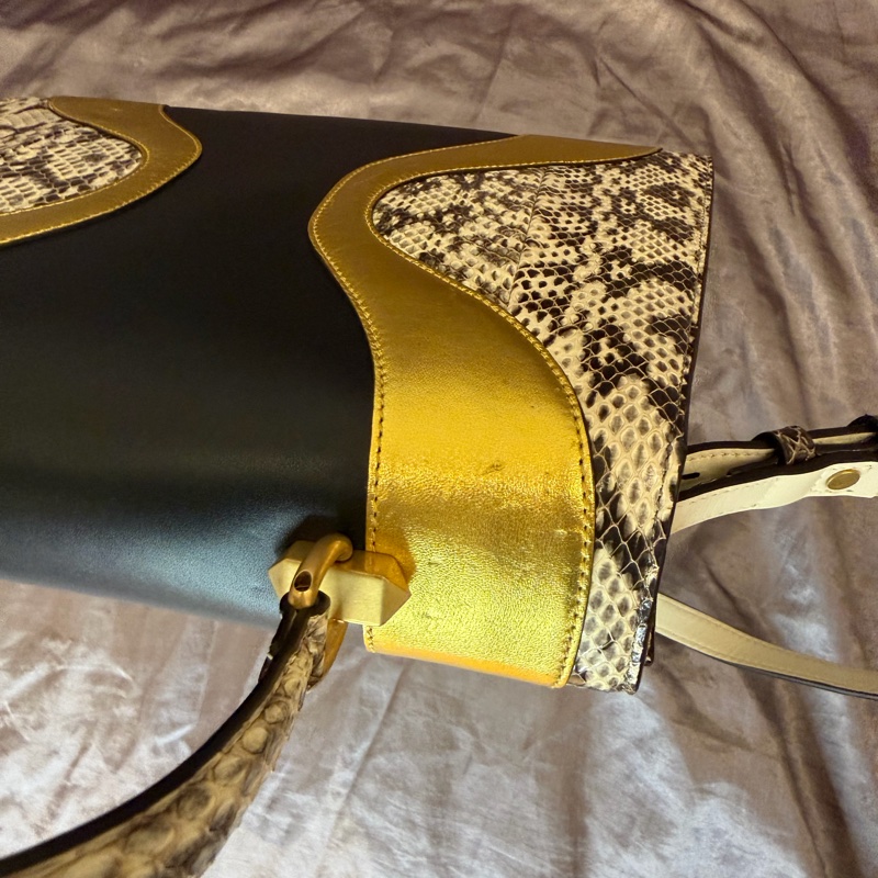 「JL精品代購」9新Gucci蟒蛇皮黑金雙色金鍊虎頭包-14