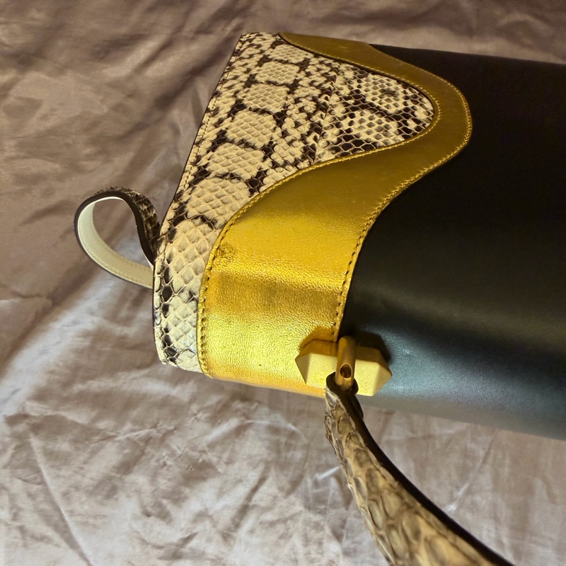 「JL精品代購」9新Gucci蟒蛇皮黑金雙色金鍊虎頭包-15