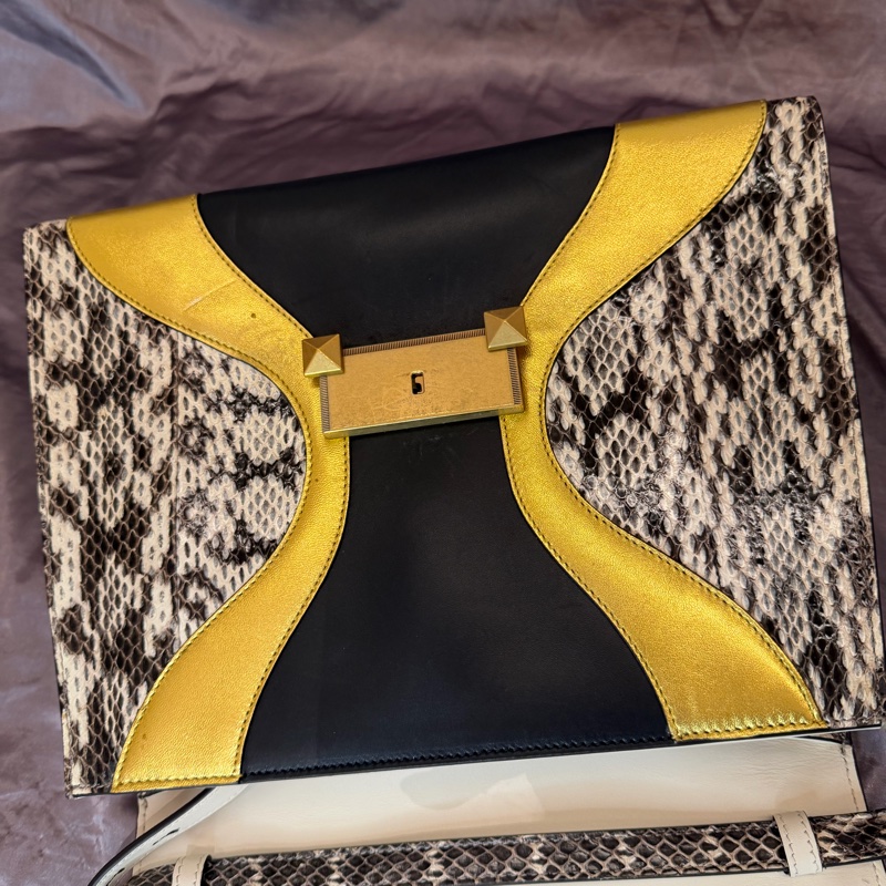 「JL精品代購」9新Gucci蟒蛇皮黑金雙色金鍊虎頭包-18