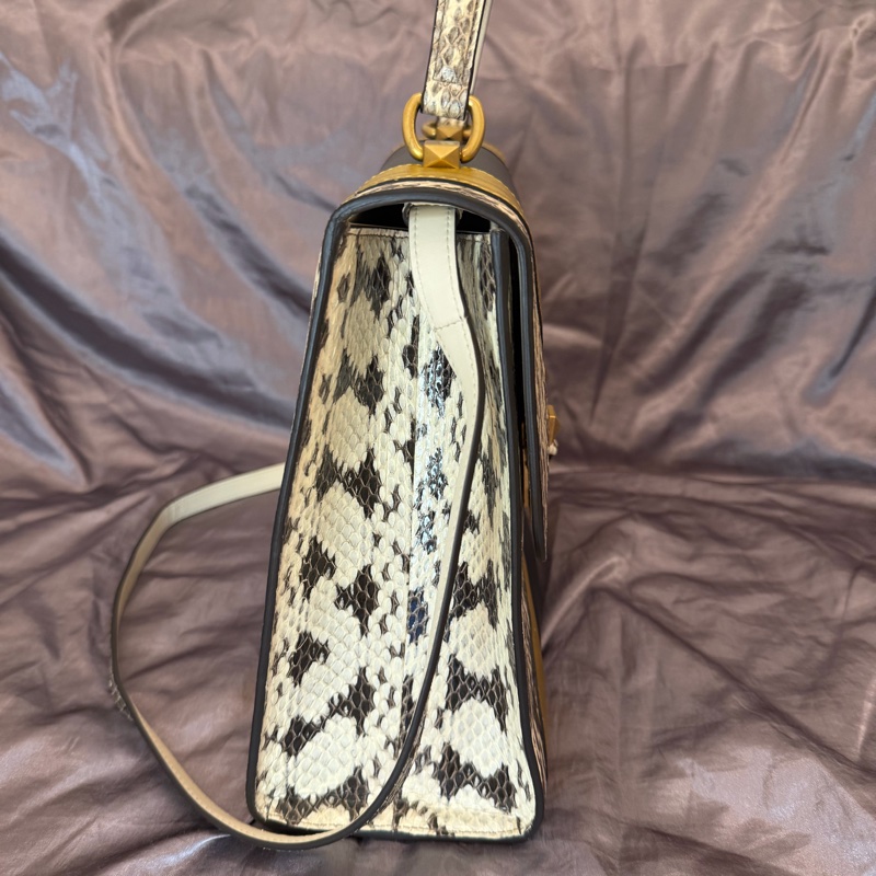 「JL精品代購」9新Gucci蟒蛇皮黑金雙色金鍊虎頭包-20