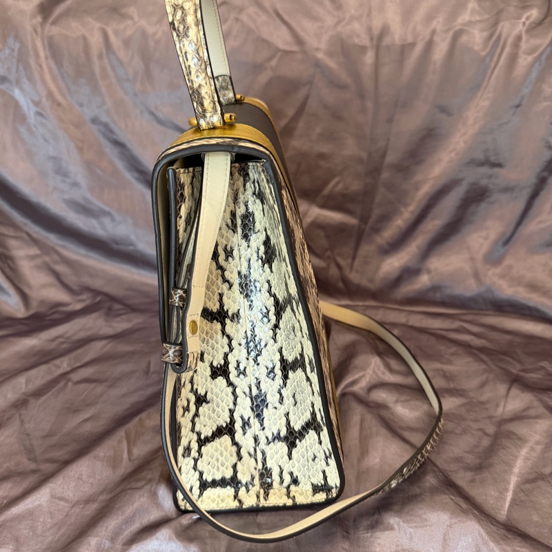 「JL精品代購」9新Gucci蟒蛇皮黑金雙色金鍊虎頭包-21