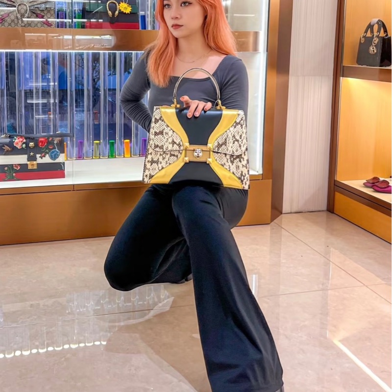 「JL精品代購」9新Gucci蟒蛇皮黑金雙色金鍊虎頭包-22